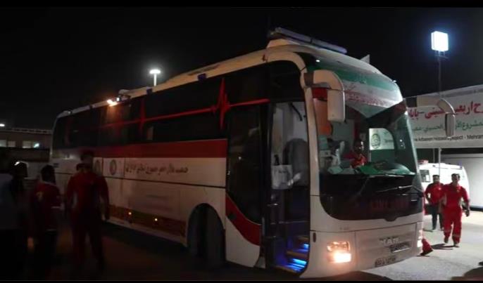 انتقال ۱۱ زائر مصدوم از عراق به مرز مهران توسط اتوبوس آمبولانس هلالاحمر+فیلم
