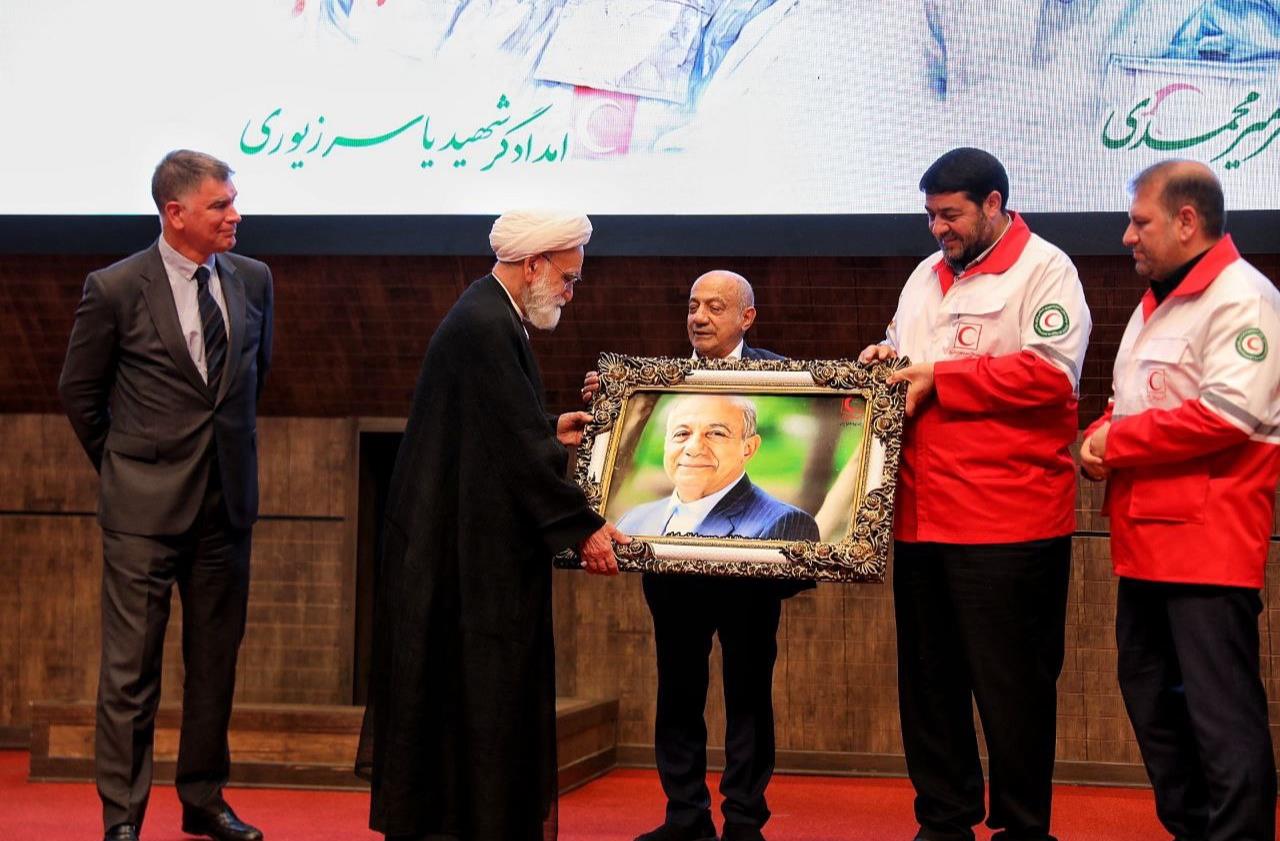تجلیل از حاج اکبر ابراهیمى خیّر مدرسهساز و نیکوکار در همایش روز جهانى بشردوستى+فیلم