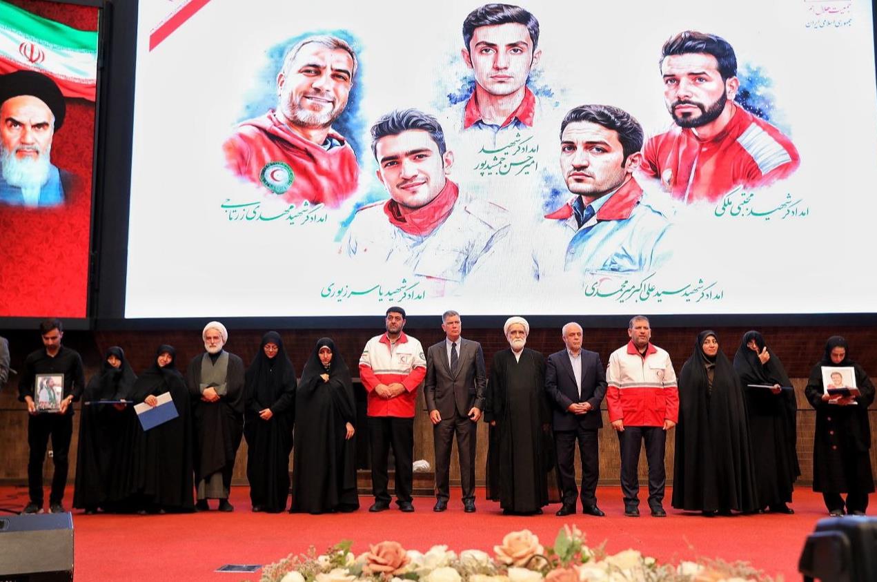 تجلیل از خانواده شهدای امدادگر دفاع مقدس ۱۲ روزه در مراسم روز جهانی بشردوستی+فیلم