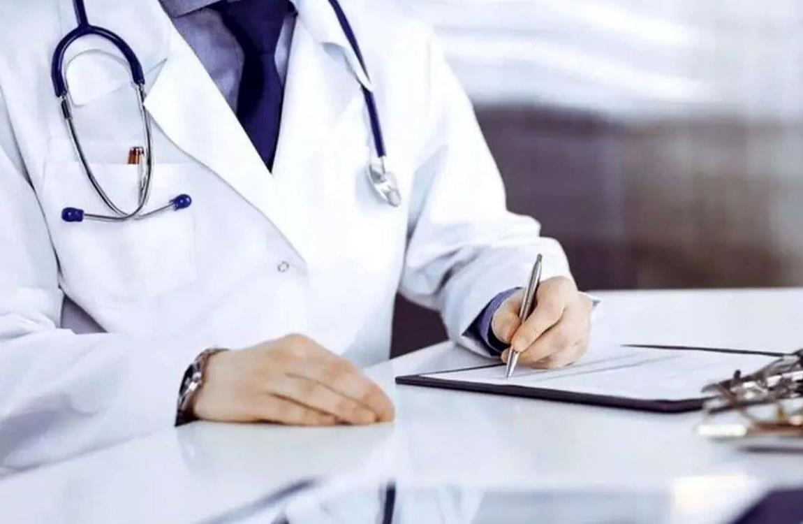 پیام تبریک رئیس جمعیت هلال‌احمر به مناسبت روز پزشک؛ پزشکان پرچمداران امید و ایثار در جامعه