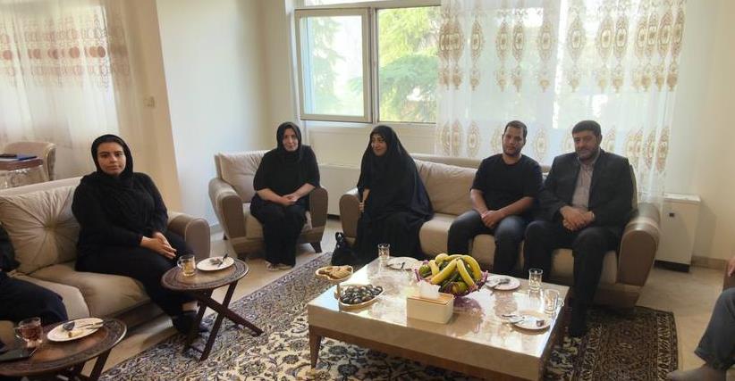 دیدار مسئولان هلال‌احمر با خانواده خلبان شهید «مهراب‌زاده»/ تاکید دکتر کولیوند بر نقش اعضای هلال‌احمر در خدمت‌رسانی به مردم با تکیه بر روحیه ایثار