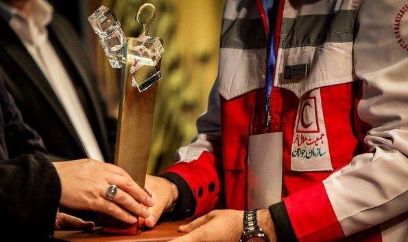 تجلیل از 14 عضو فعال سازمان جوانان هلال‌احمر در آئین اعطای تندیس ملی فداکاری