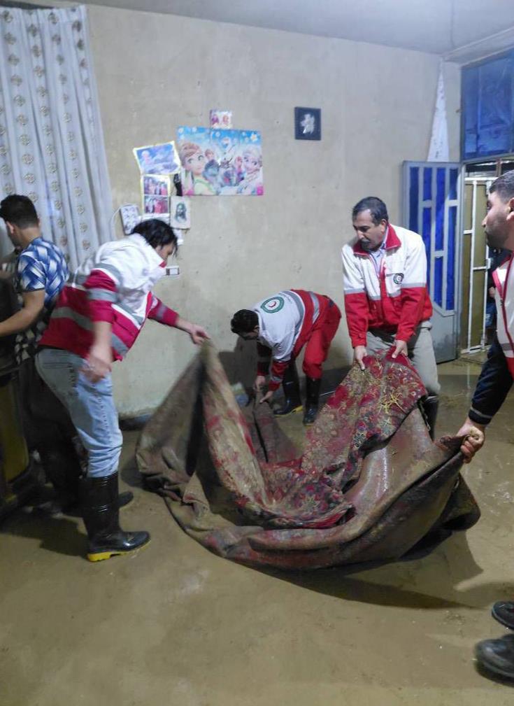 امدادرسانی هلالاحمر به منازل سیلزده استان ایلام