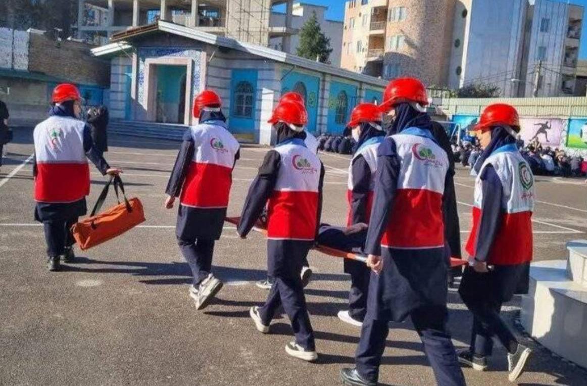 زنگ بیستوهفتمین مانور سراسری زلزله و ایمنی با شعار «مدرسه ایمن، جامعه تابآور» به صدا در آمد