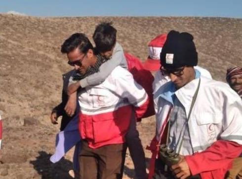 لحظه پیدا شدن نوجوان مفقودی در ارتفاعات ریگان پس از ۱۵ ساعت جستوجو/ فیلم
