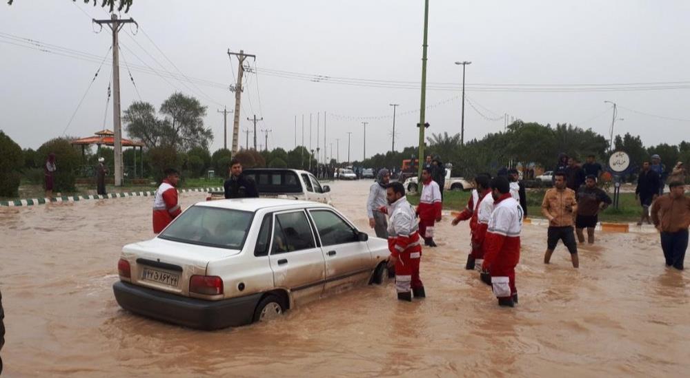 امدادرسانی تیمهای عملیاتی هلالاحمر به خانوادههای گرفتار در سیلاب روستای هزارکهور کرمان/ فیلم