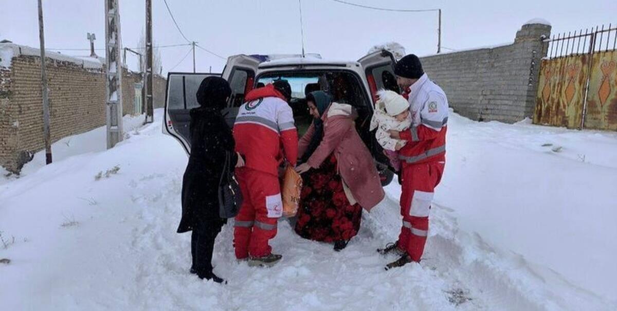 نجات ۲ مادر باردار گرفتار در برف و کولاک در امینالله