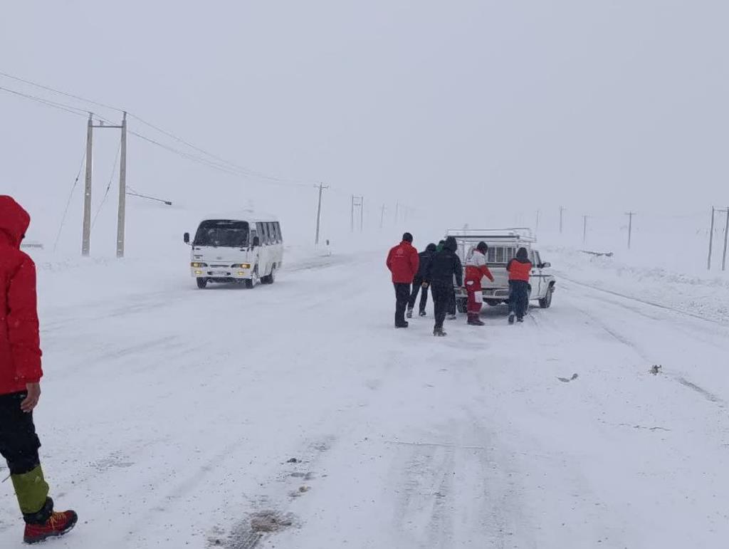 امدادرسانی به ۷۱۹ نفر و رهاسازی ۱۹۹ خودرو در محورهای برفگیر کوهرنگ