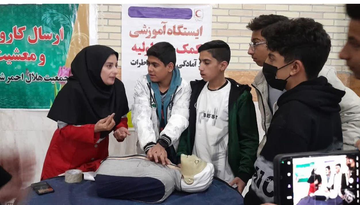 ارائه خدمات کاروان سلامت هلال‌احمر شهرستان ابرکوه به بیش از ۱۶۰ نفر در جشنواره «دا»