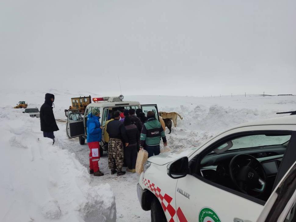 پایان موفق عملیات ۳۰ ساعته هلالاحمر هشترود در روستای برفگیر شیخالاسلام