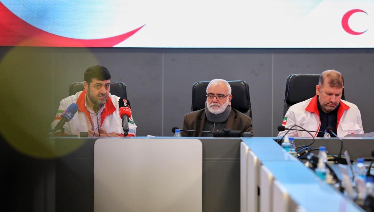 خیرین و داوطلبان هلال احمر پای کار خدمترسانی+فیلم