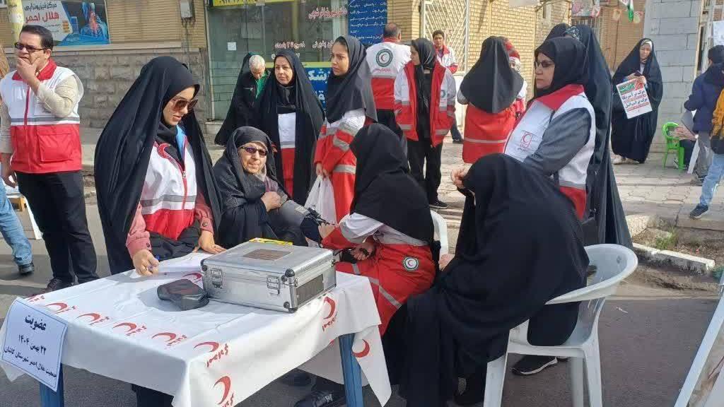 ارائه خدمات امدادی تیمهای عملیاتی هلال احمر در مسیر راهپیمایی ۲۲ بهمن/فیلم
