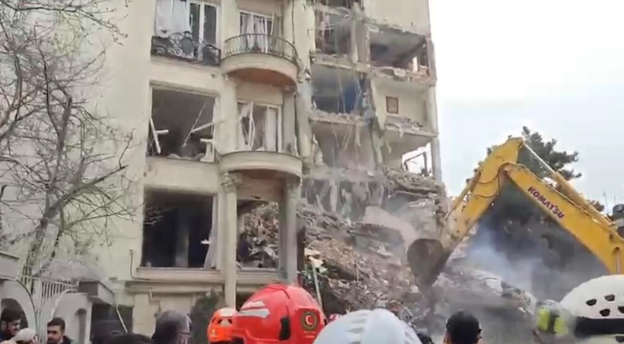 حمله هوایی به یک ساختمان ۱۷ واحدی در یکی از مناطق تهران / امدادگران هلال احمر و آتشنشانی درحال امدادرسانی + فیلم