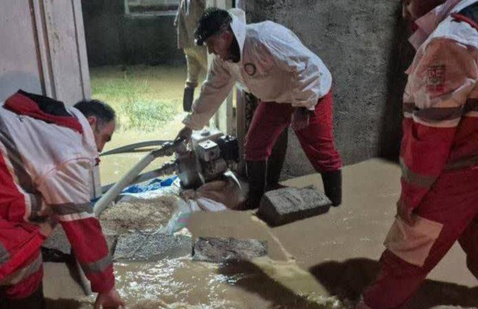 وقوع سیلاب و آبگرفتگی در ۲۵ شهرستان فارس/امدادرسانی هلالاحمر به حادثهدیدگان