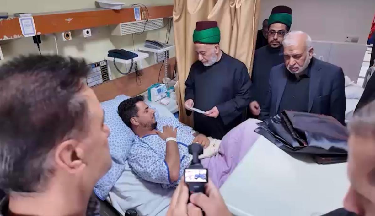 ملاقات هیات اعزامی از عتبه امام حسین علیه السلام در عراق با مجروحان جنگ تحمیلی در بیمارستانهای تهران + فیلم