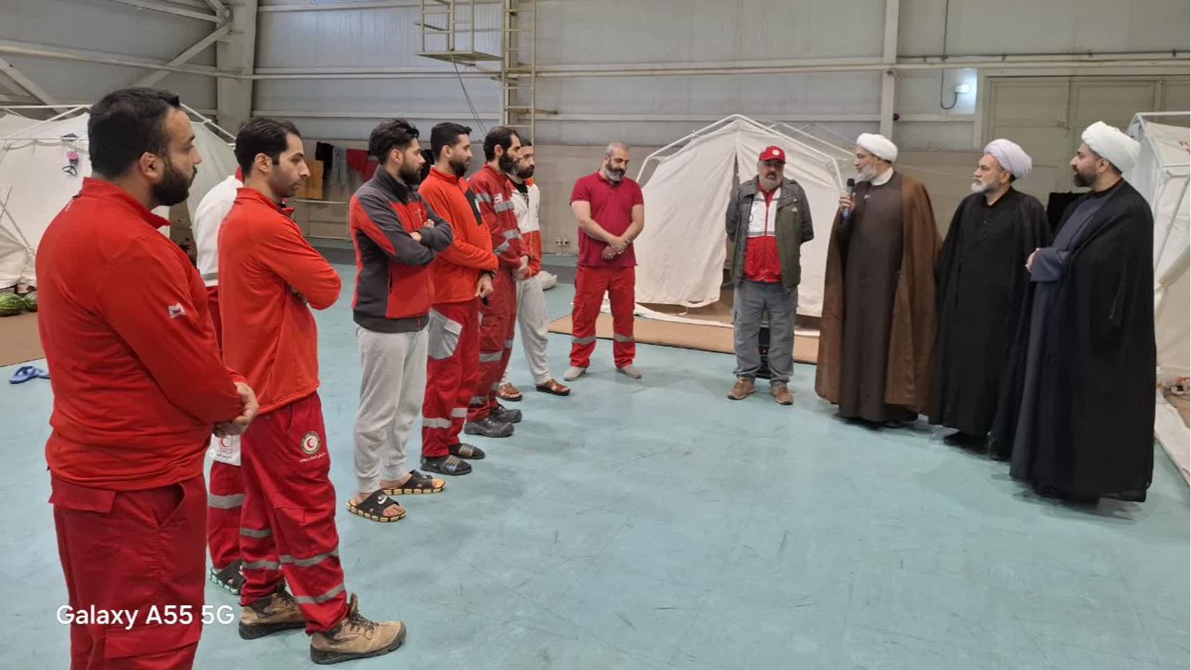 بازدید معاون فرهنگی حوزه نمایندگی ولی فقیه در جمعیت هلال احمر از امدادگران فعال در عملیات های امدادرسانی جنگ تحمیلی سوم