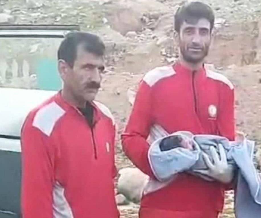 نوزاد عجول در آمبولانس هلالاحمر به دنیا آمد