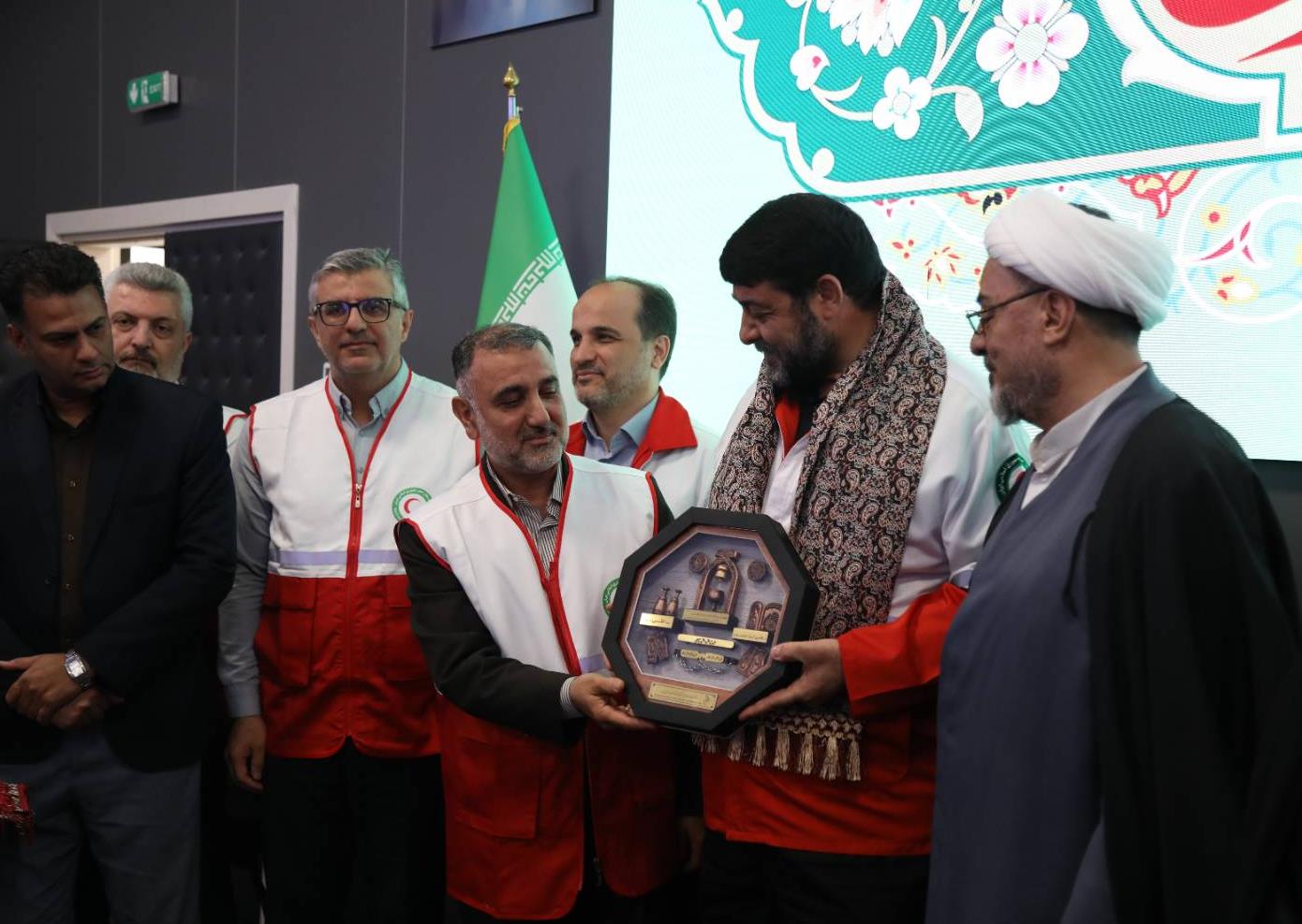شال پهلوانی وزارت ورزش و جوانان به پیرحسین کولیوند اهدا شد