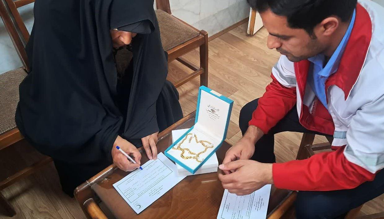 ماجرای گردنبندی که سه‌بار اهدا شد و باز به صاحبش برگشت
