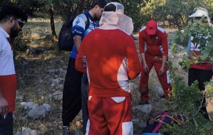 نجات مصدوم ۲۷ ساله پس از سقوط از ارتفاعات شاهو توسط نجاتگران هلال احمر کرمانشاه