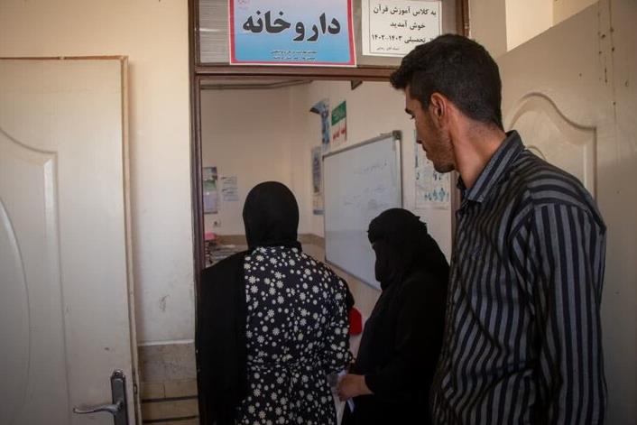 ارائه خدمات درمانی دارویی رایگان کاروان سلامت هلال‌احمر در مناطق محروم سرفیروزآباد